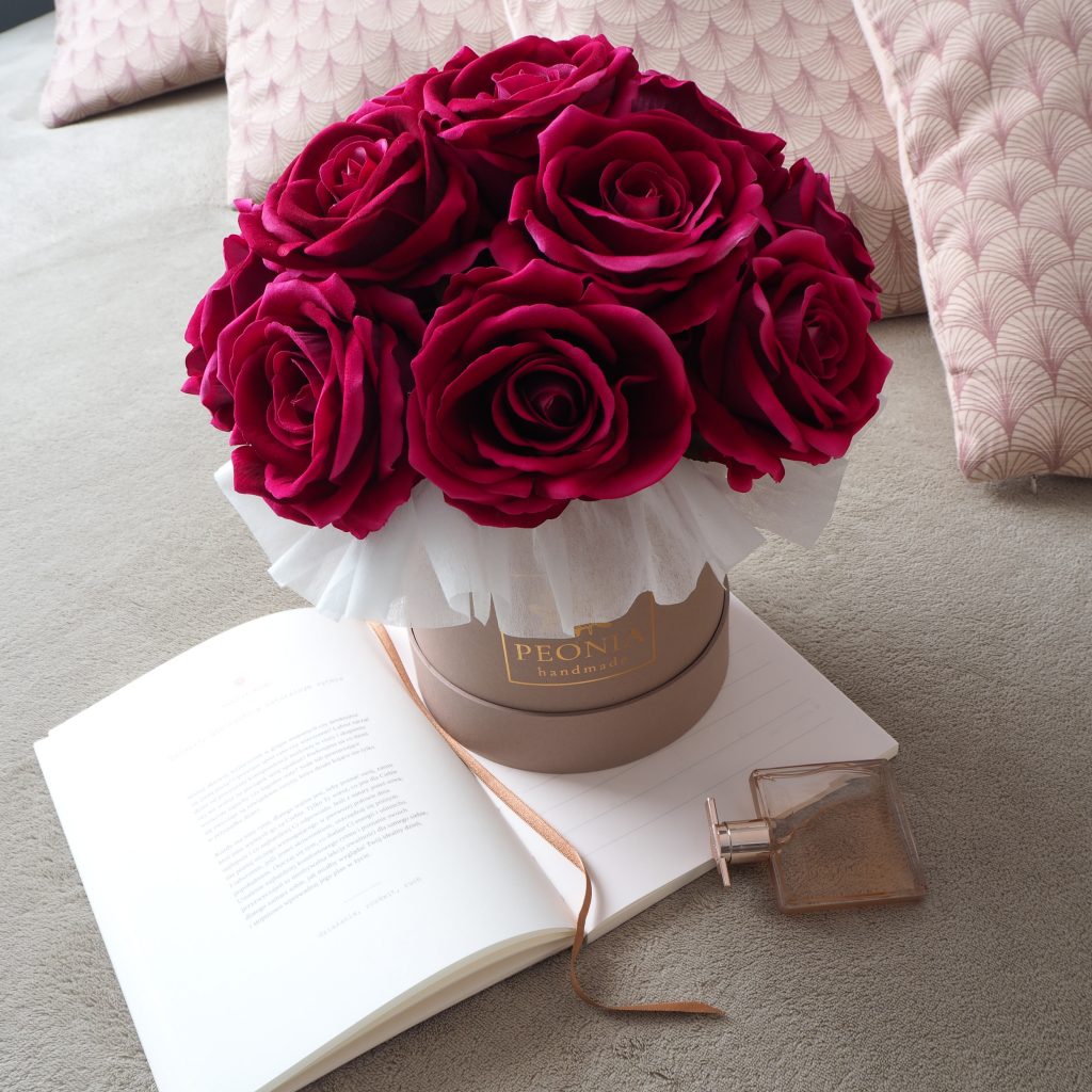 Duży flower box malinowe róże aksamitne