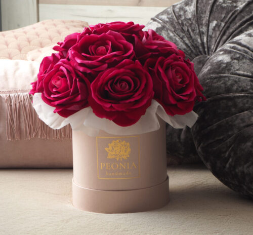flower box malinowe róże różowy box