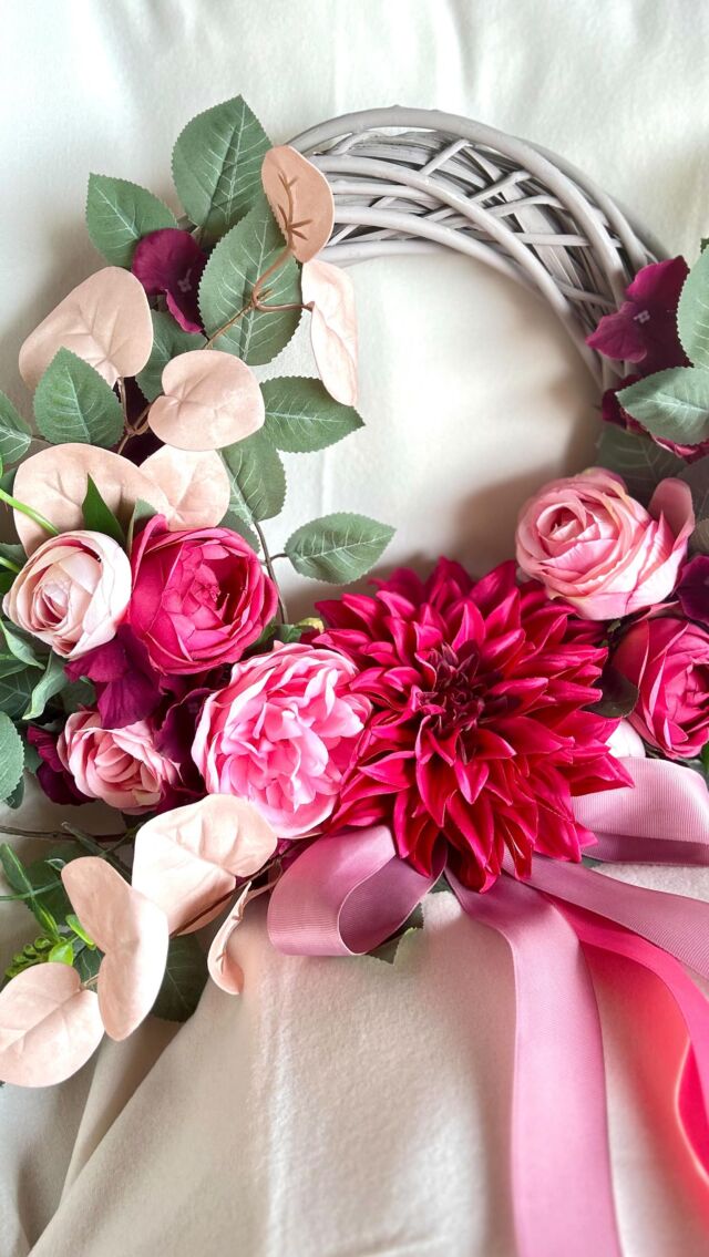 Nowość na weekend!✨🩷 🌺🌸  🌺Wieniec na drzwi kwiatowa brosza w przepięknej fuksjowo-różowej kolorystyce z dodatkiem eleganckiej zieleni🌿🌺🌸  🌺Wkrótce na sklepie🩷  #wianeknadrzwi #wieniec #kwiatowywianek #broszakwiatowa #dekoracjanadrzwi #dekoracjedomu  #wreath #wreathmaking #doorwreath #wreathflowers  • Wianek na drzwi kwiatowa brosza w energetycznej kolorystyce • ręcznie robione dekoracje do domu • wieniec kwiatowy na drzwi