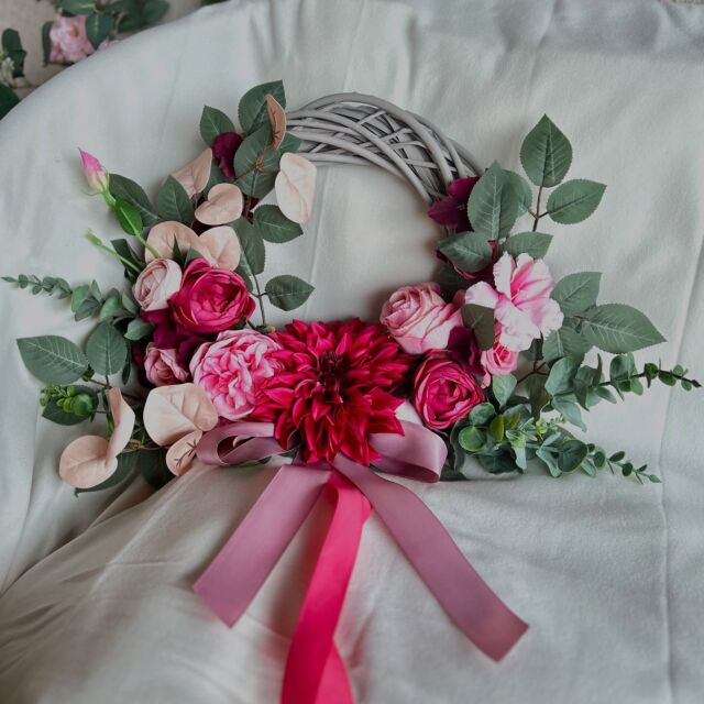 Miłego popołudnia🩷🌺🌸🌺  #wieniec #wianeknadrzwi#kwiatowywianek #broszakwiatowa #dekoracjanadrzwi #dekoracjedomu  #wreath #wreathmaking #doorwreath #wreathflowers  • Wianek na drzwi kwiatowa brosza w energetycznej kolorystyce • ręcznie robione dekoracje do domu • wieniec kwiatowy na drzwi